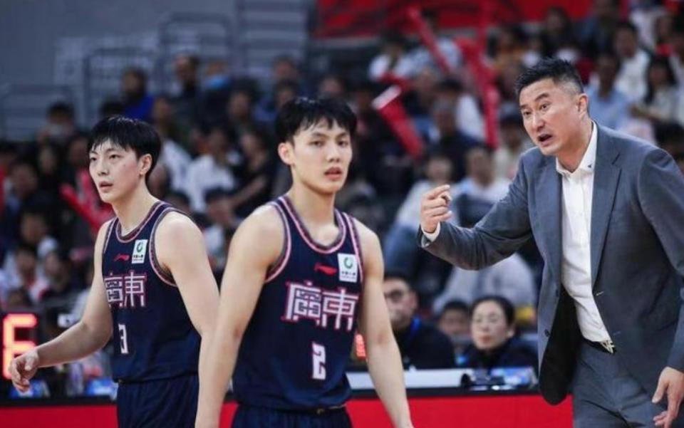 丹佛掘金训练开放日；官宣日官宣签约引观众欢呼；NBA季后赛在即；临场指挥获称赞的简单介绍