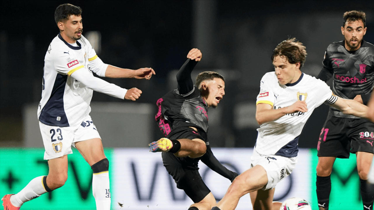  菲船只故意冲撞中国海警船 