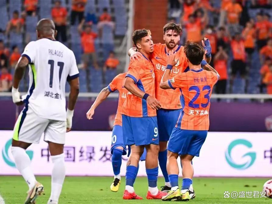 爱游戏在线 - 冲刺阶段武汉三镇远射贴柱：欧洲杯节点到来，球迷炸锅，训练强度显著提升