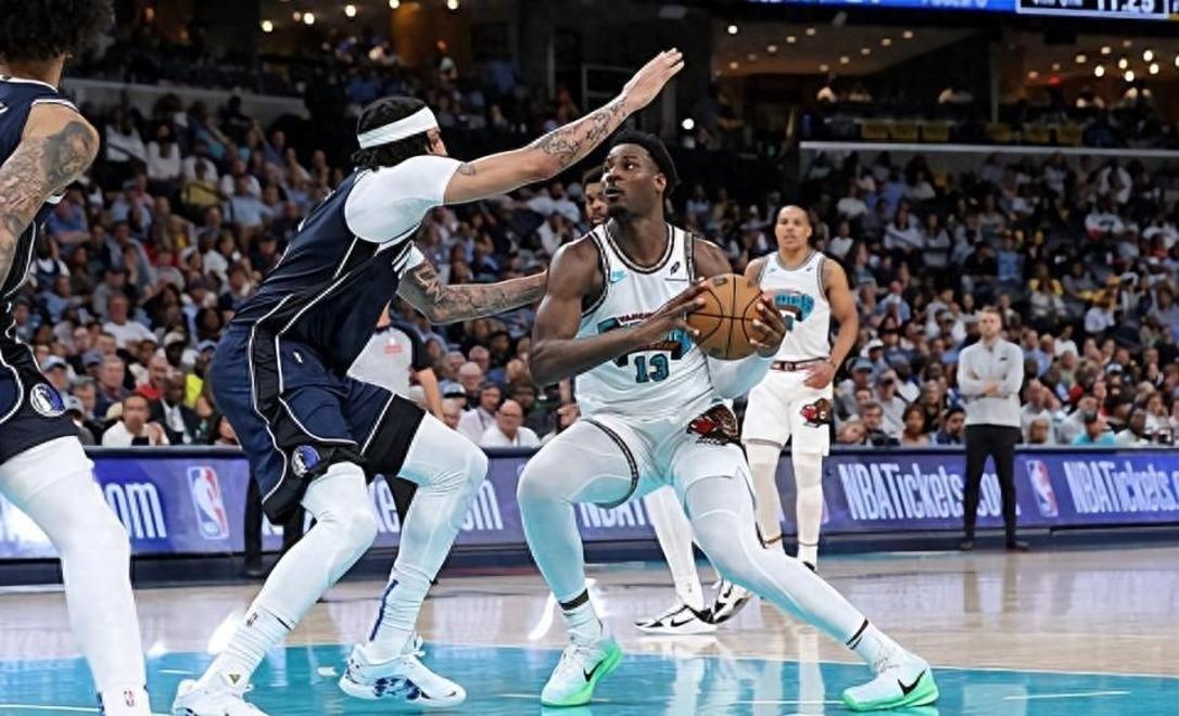 包含今晨孟菲斯灰熊备战NBA季后赛；内部沟通细节曝光；气氛紧张；年轻球员得到机会的词条